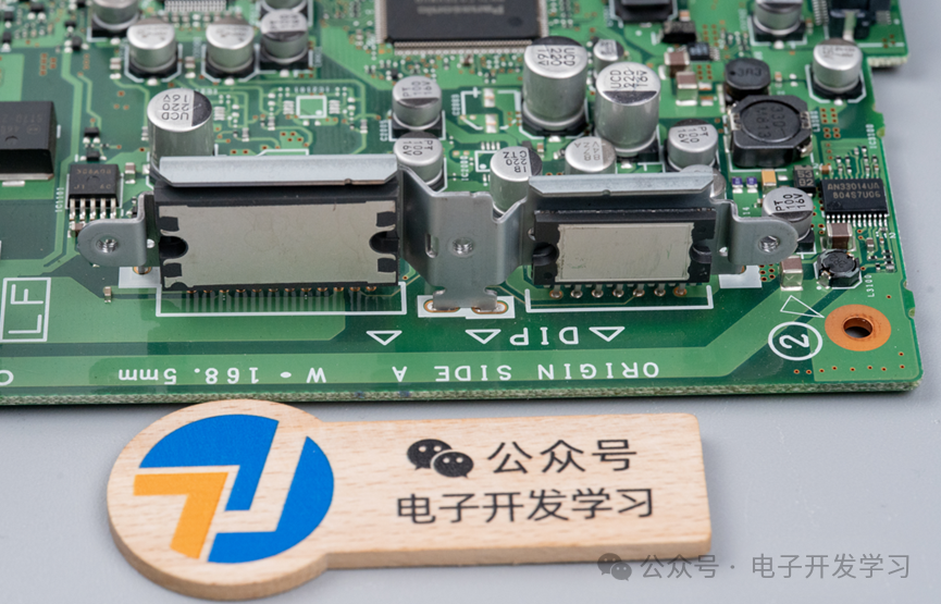 两颗音频功放芯片并排布置