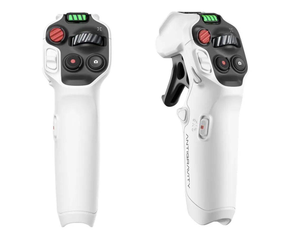 标有‘ANTIGRAVITY’的游戏手柄