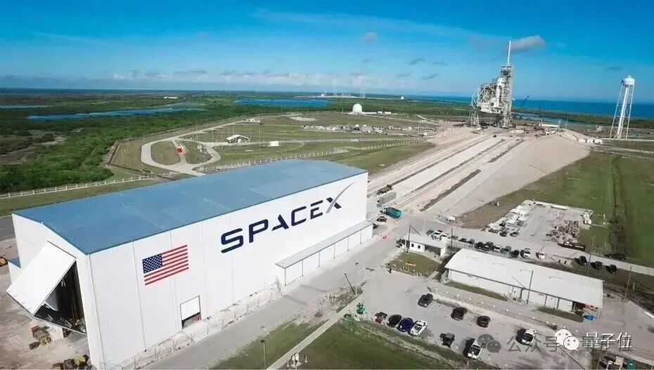 SpaceX发射场的航拍图,主厂房上印有SPACEX字样及美国国旗