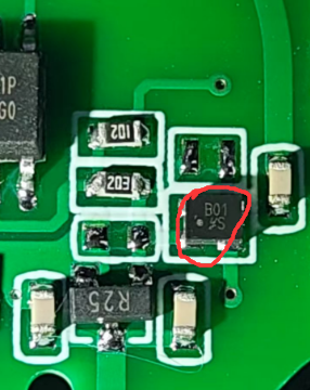 电路板元件特写，红色圈出B01电容