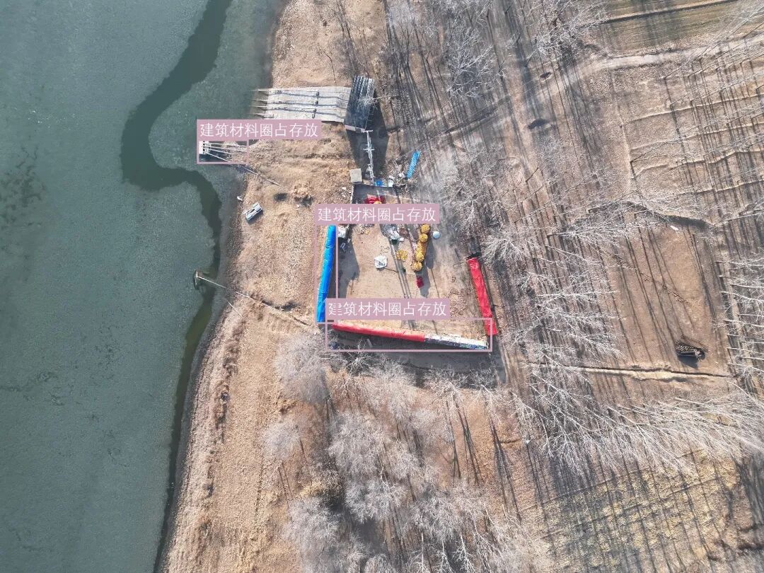 一张河岸区域航拍图，模型将一处建筑垃圾区域检测为三个独立目标