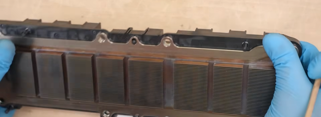 手持电源模块背面的散热器