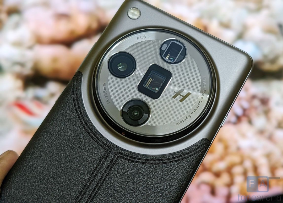 智能手机摄像头模组特写,强调摄影硬件