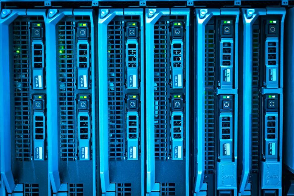 AI Agent运行所需的服务器机架与硬盘存储设备特写