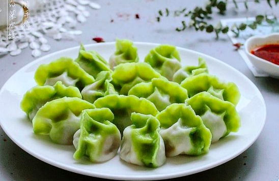 一盘形似白菜的翡翠水饺