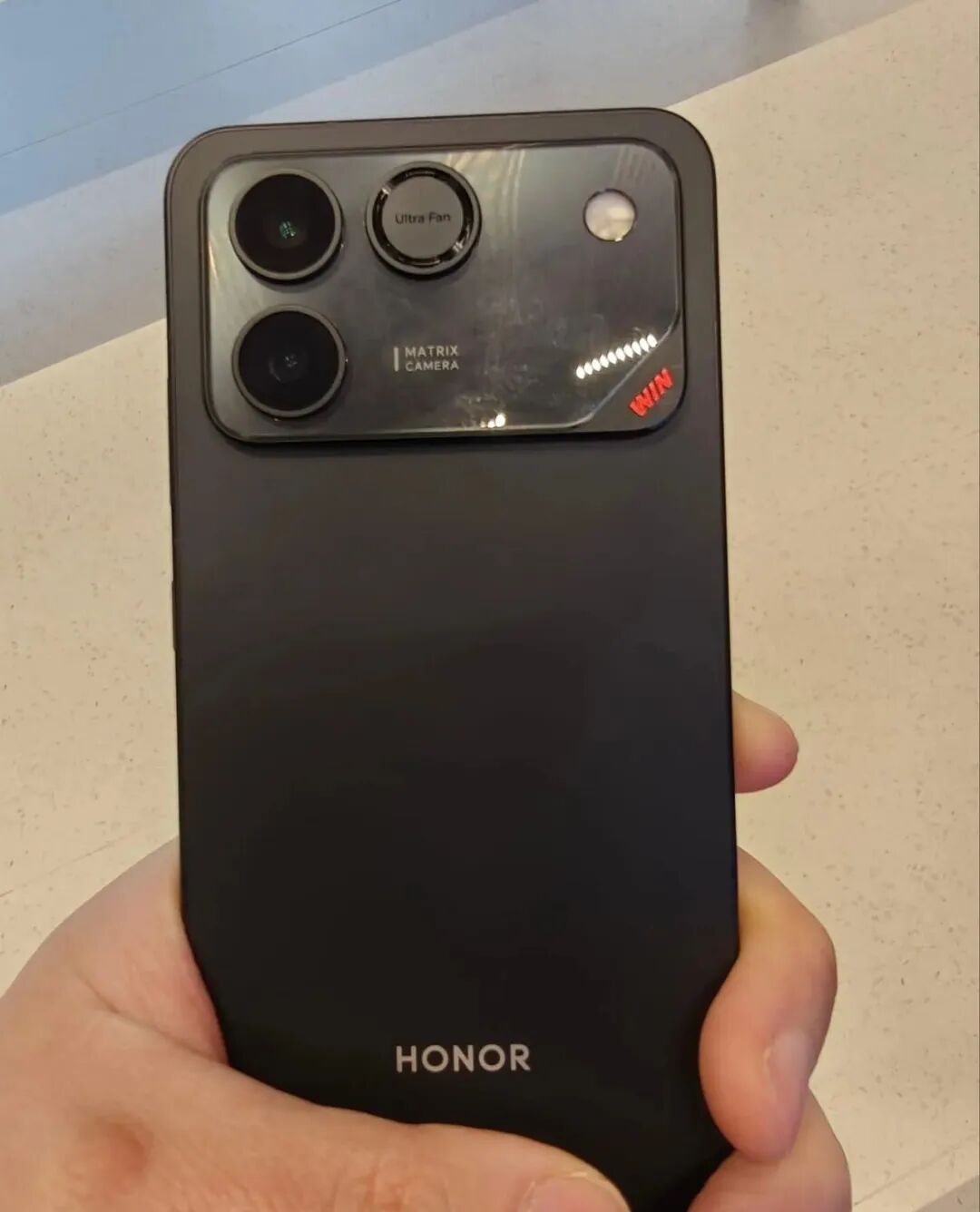 荣耀WinRT黑色款手机背面实拍图