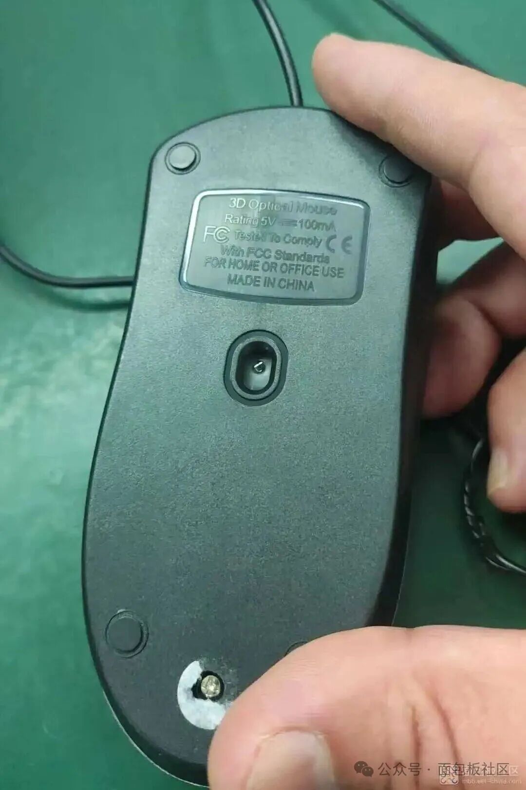 鼠标底部标签与光学传感器特写