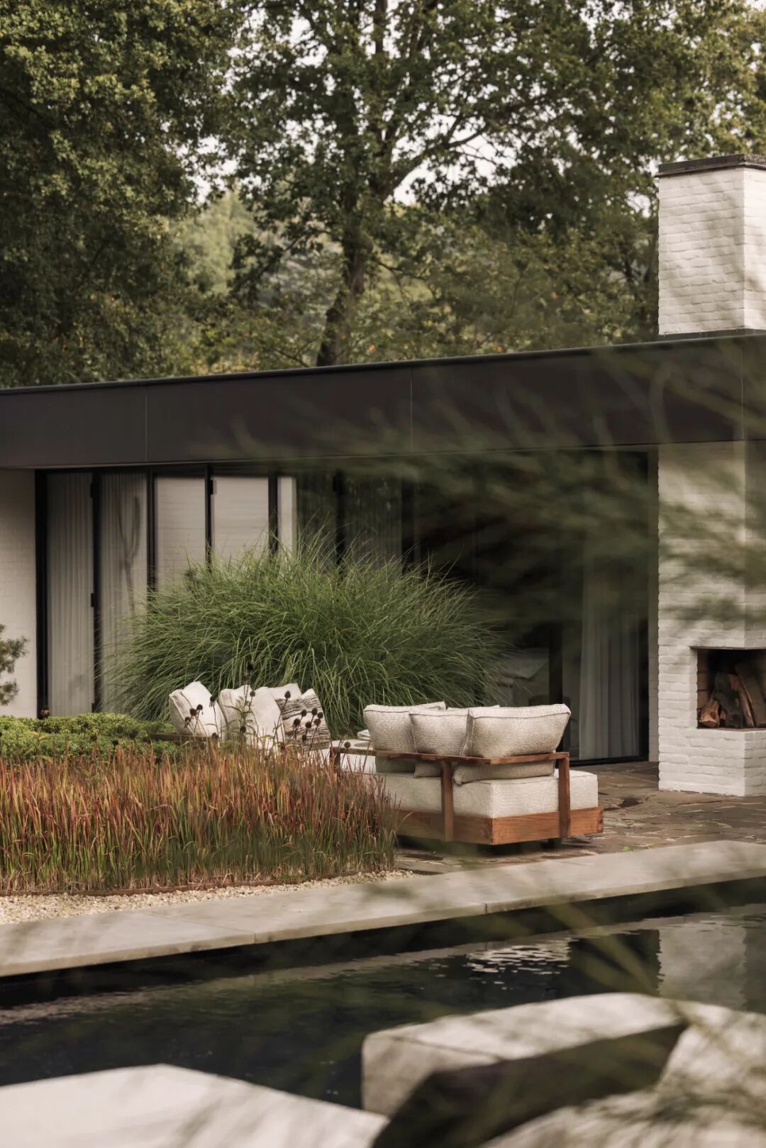 户外庭院，木质框架沙发与壁炉