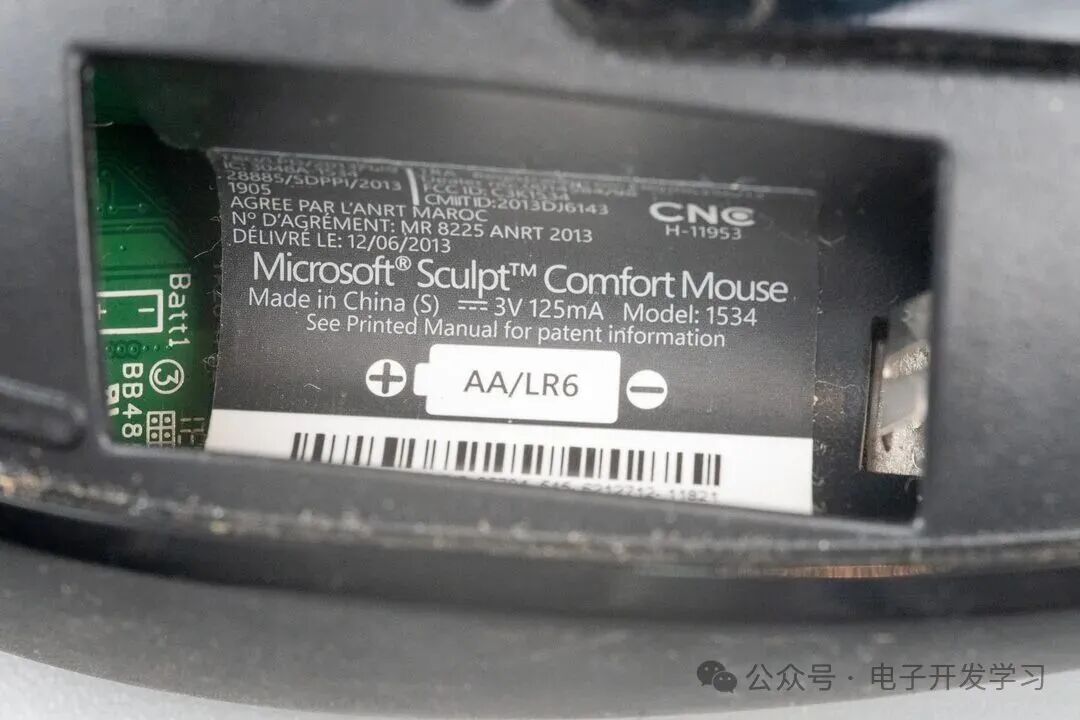 Sculpt Comfort Mouse电池仓型号标签特写