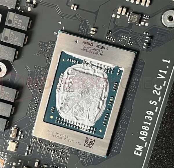 主板上的AMD Ryzen 5处理器，编号显示为5500U