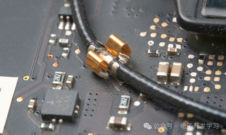 天线金属卡扣固定细节