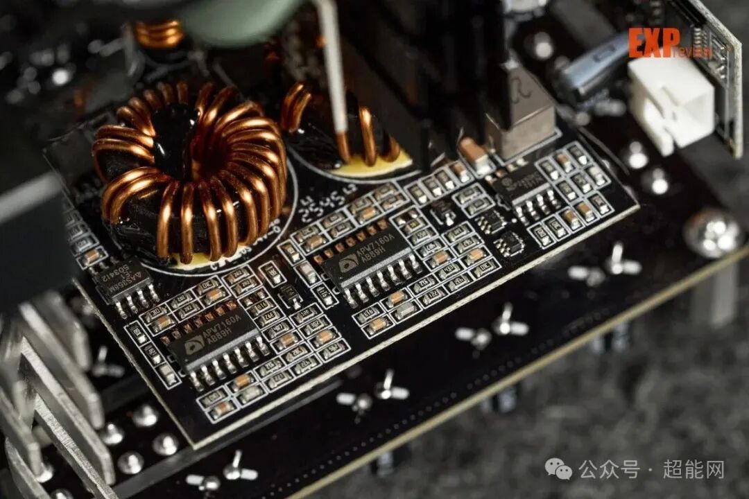 先马XP1200国际版电源 DC-DC模块与主控芯片