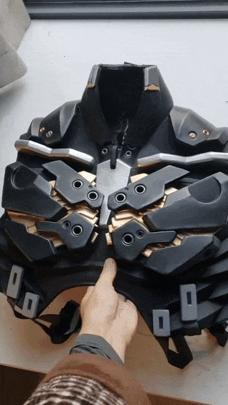 coser展示手工制作的科幻风格金属盔甲