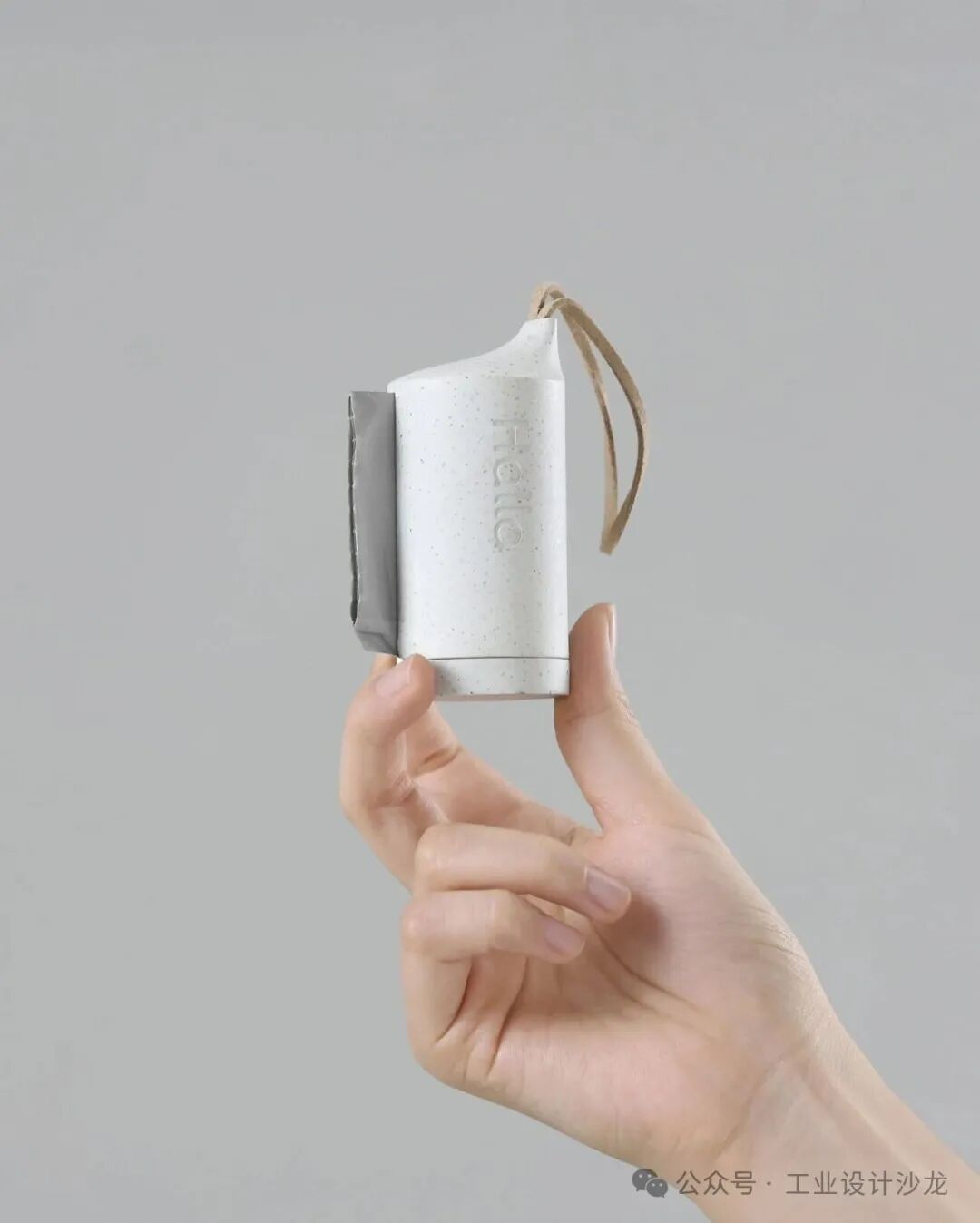 手握白色圆柱形垃圾袋,侧面印有“Hello”