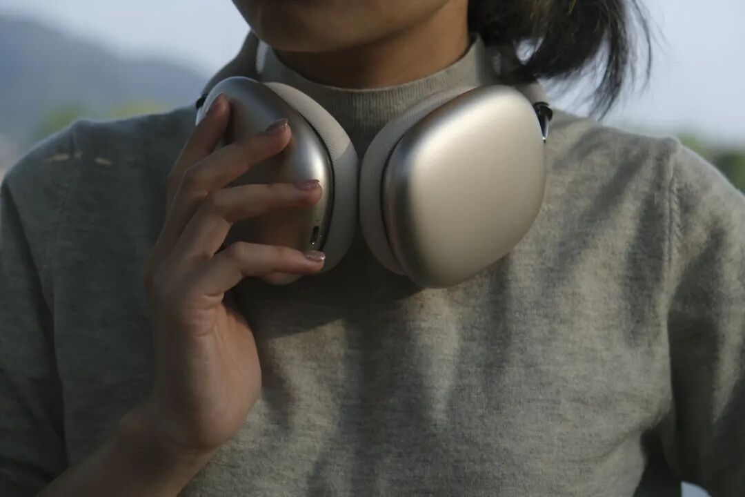 佩戴AirPods Max的颈部特写