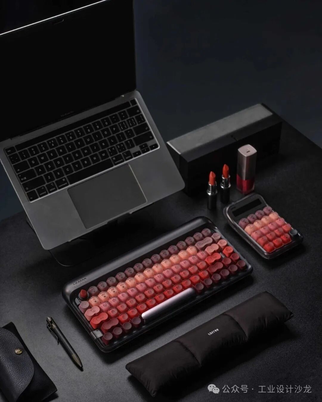 红色渐变办公美妆用品