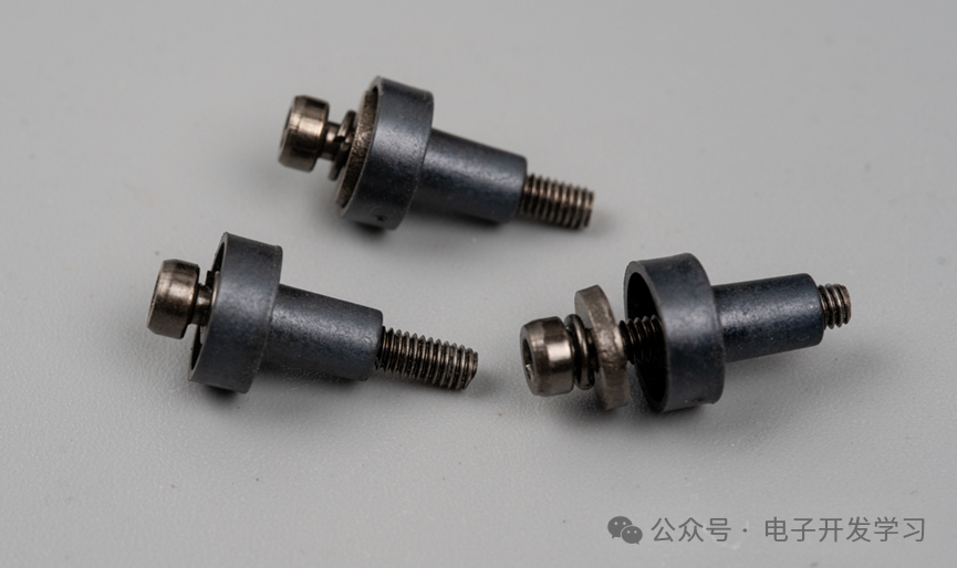 带绝缘套的固定螺丝组件