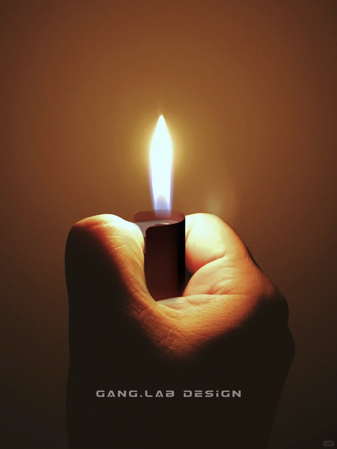 手握点燃的打火机特写