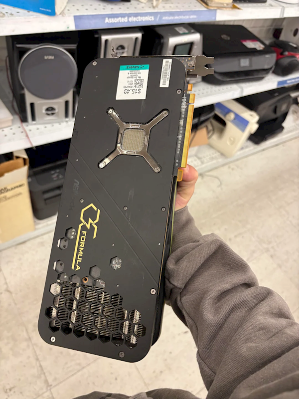 华硕ROG STRIX显卡在二手商店货架