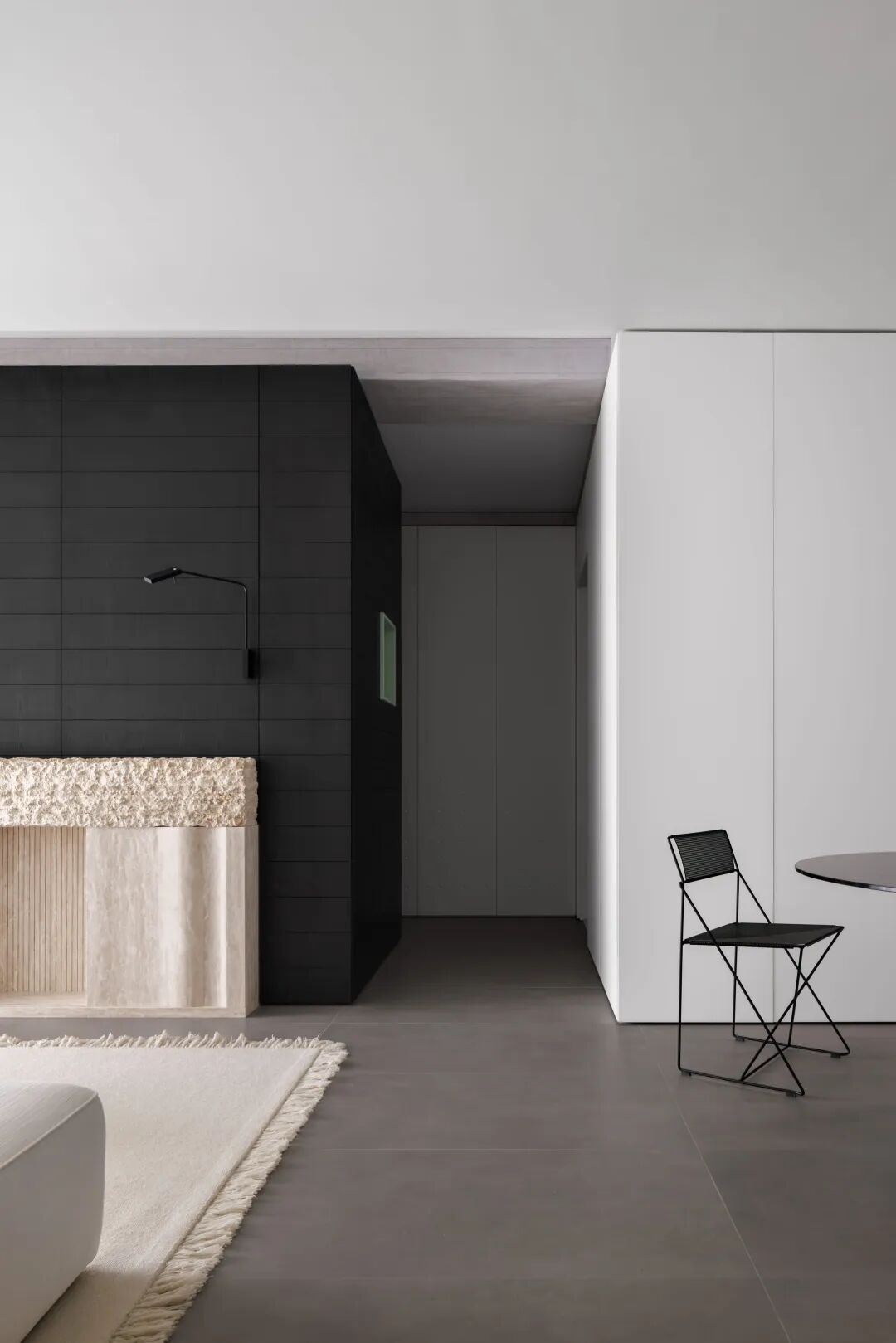 上海150㎡复式住宅客厅入口视角