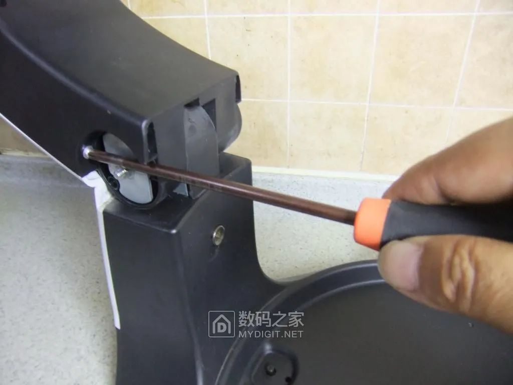 拆卸提手另一端螺丝