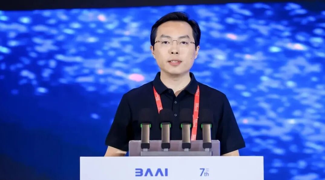 智源研究院院长王仲远演讲照片