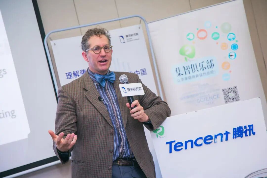 论文作者James Evans在腾讯研究院活动现场演讲照片