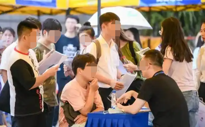 招聘会现场人潮涌动，技术求职竞争激烈