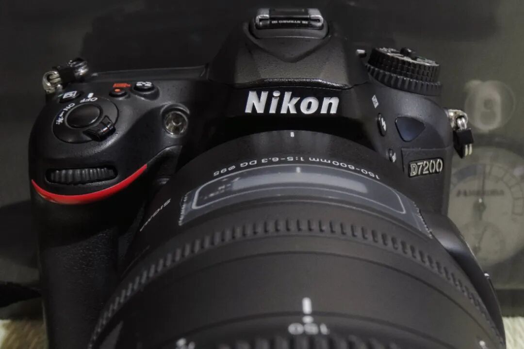 尼康D7200单反相机与超长焦镜头特写