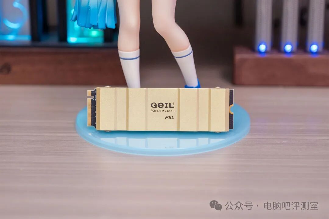 金邦P5L SSD的紫铜散热片