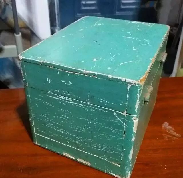 老式蓝绿色矿石收音机木质外壳