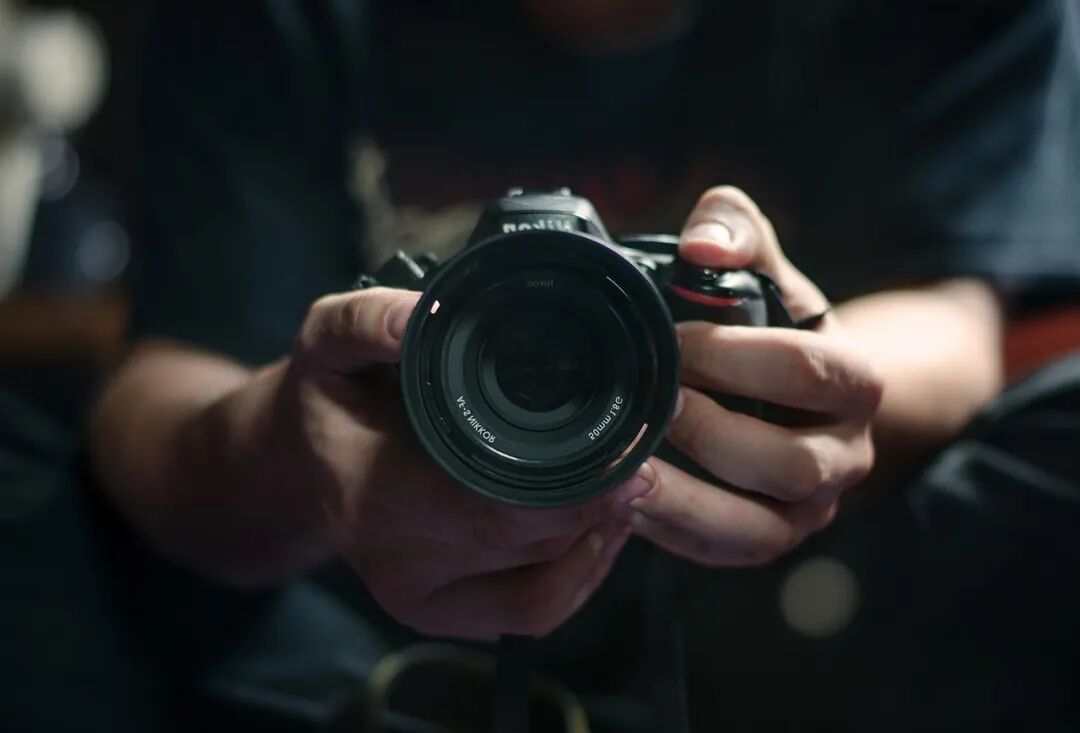 手持尼康单反配50mm f/1.8定焦镜头的特写画面