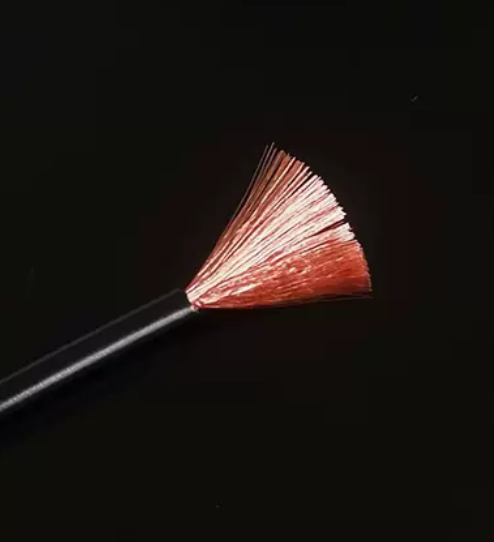 剥开的电缆露出内部多股细铜线