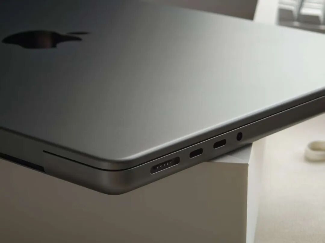 MacBook Pro另一侧接口