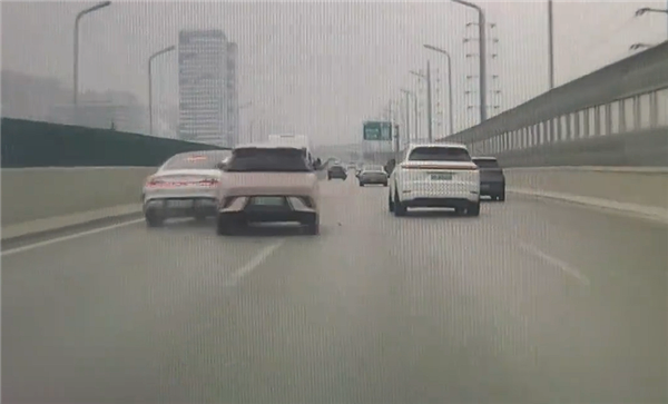 碰撞发生后车辆失控的瞬间