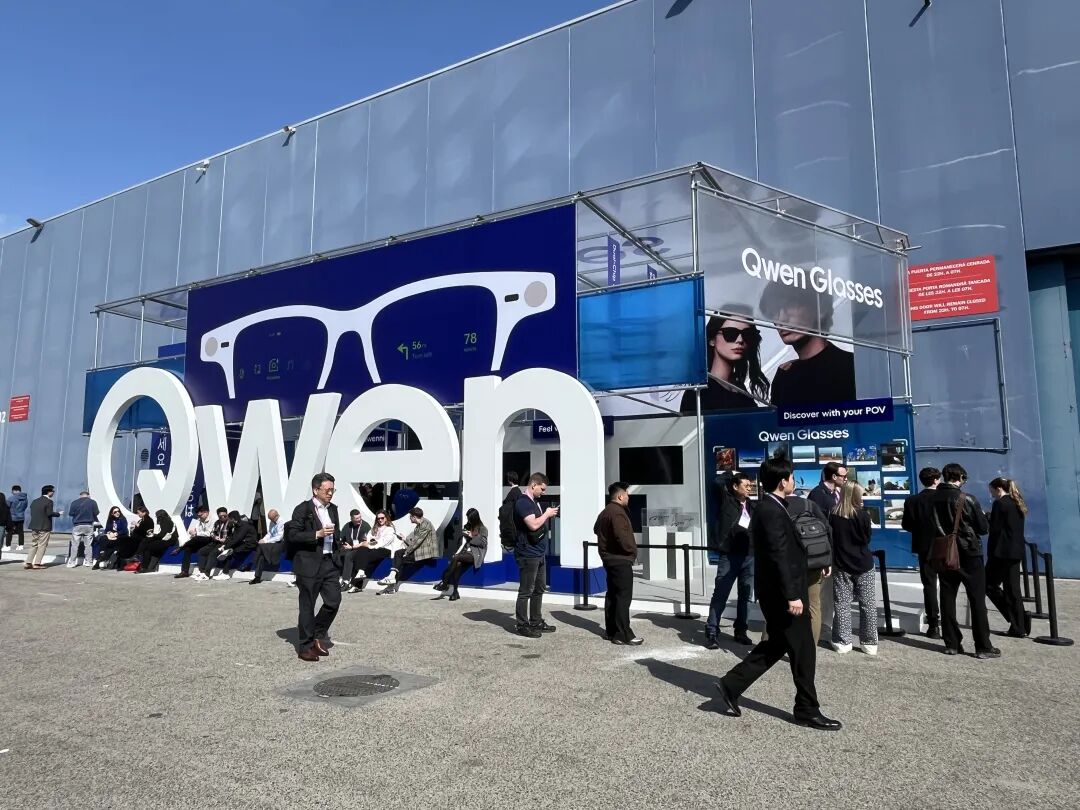 千问在MWC 2026的展台，巨大的Qwen标志前聚集了大量参观者