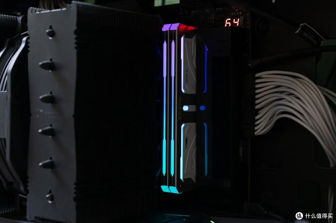 侧视角内存 RGB 灯效，蓝紫渐变光带