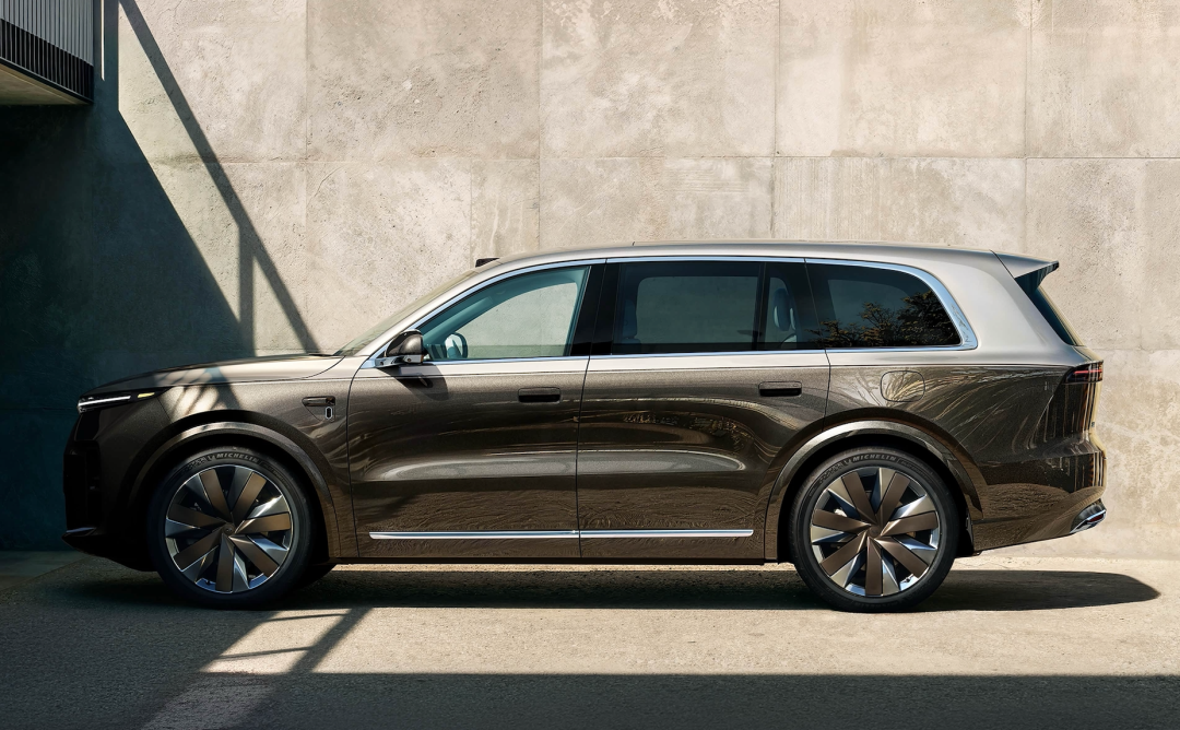 一辆深棕色理想SUV侧影