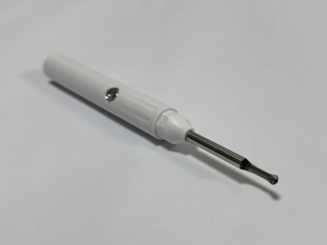 拆开外壳后的可视掏耳勺内部结构