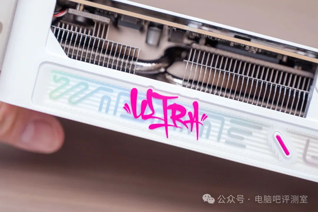 显卡侧面的“ULTRA”字样特写