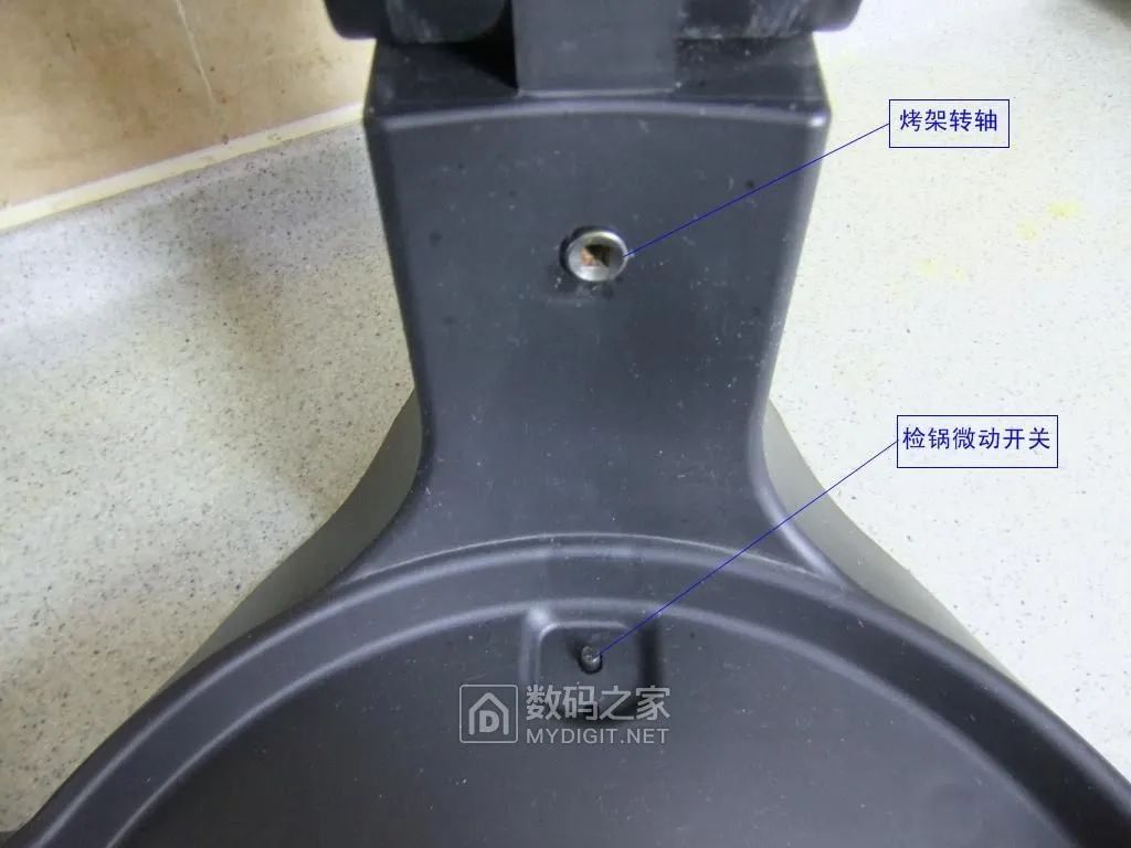 烤架转轴与检锅微动开关位置