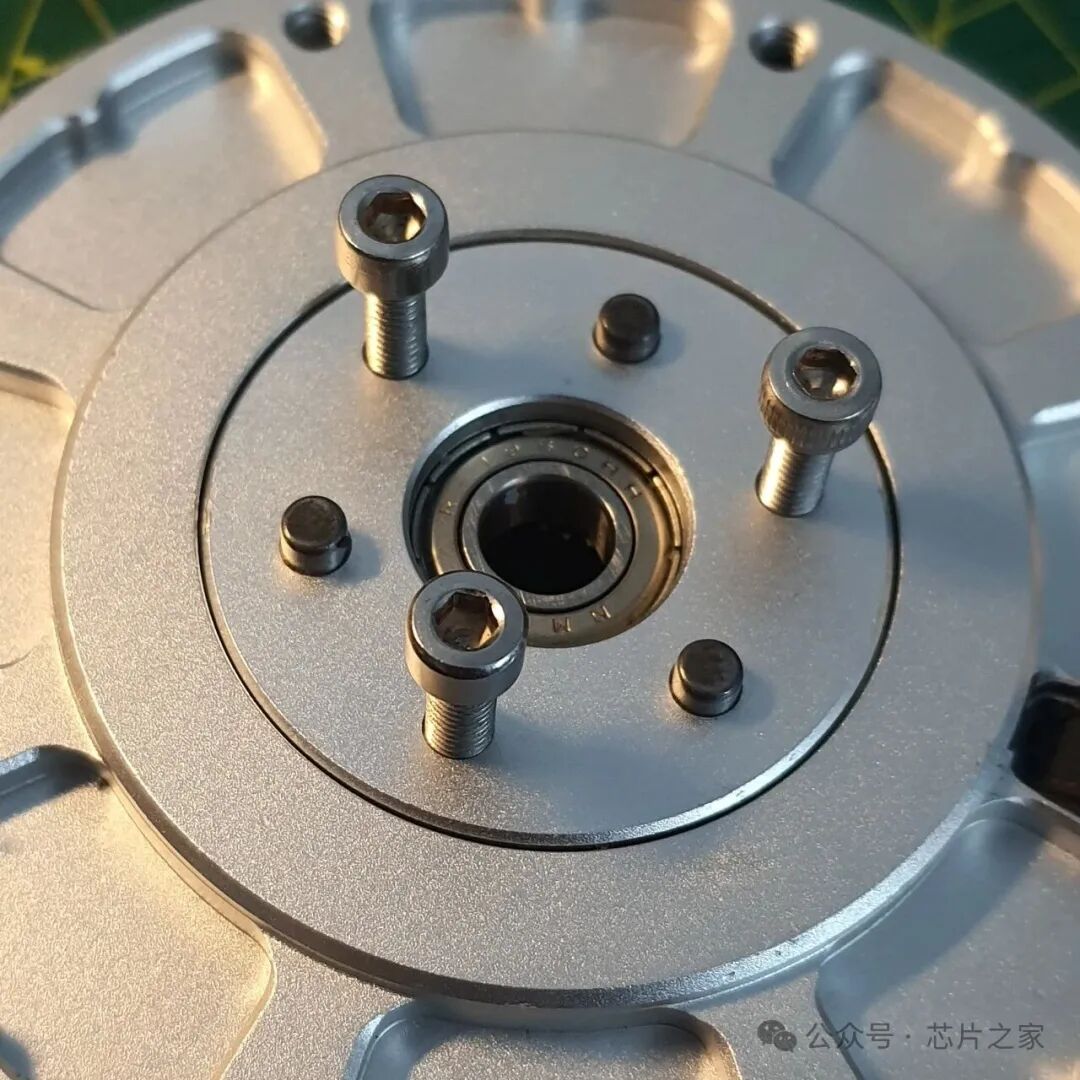 使用M4螺栓固定输出轴进行拆卸