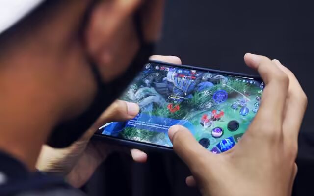 玩家手持手机游玩MLBB