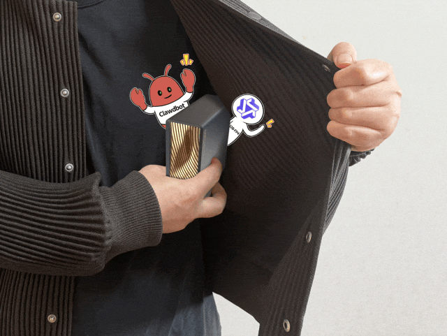 从怀中取出 FusionXpark 设备的动图