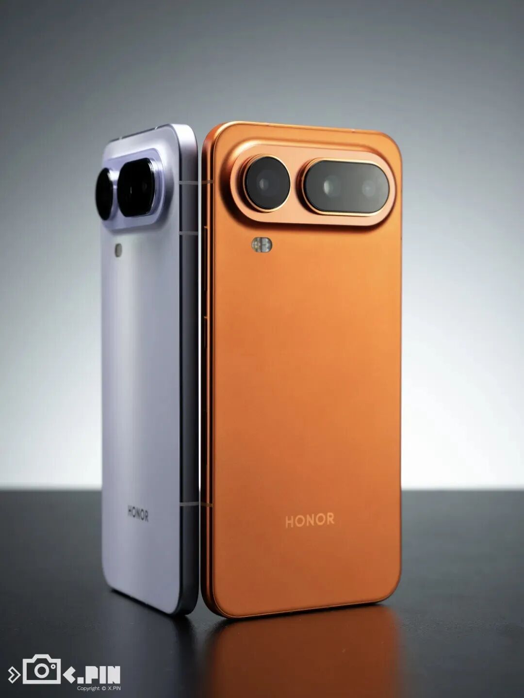 荣耀两款超薄手机背面展示