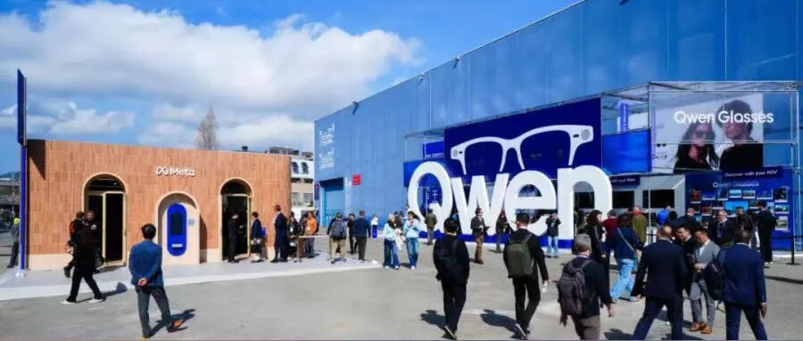 MWC展会现场的千问AI眼镜展台外观