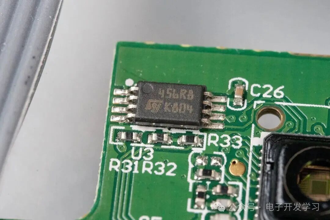 ST M24256 EEPROM SOP-8封装特写