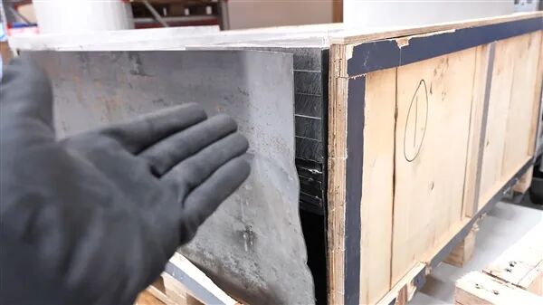 放置在木箱内的金属板材