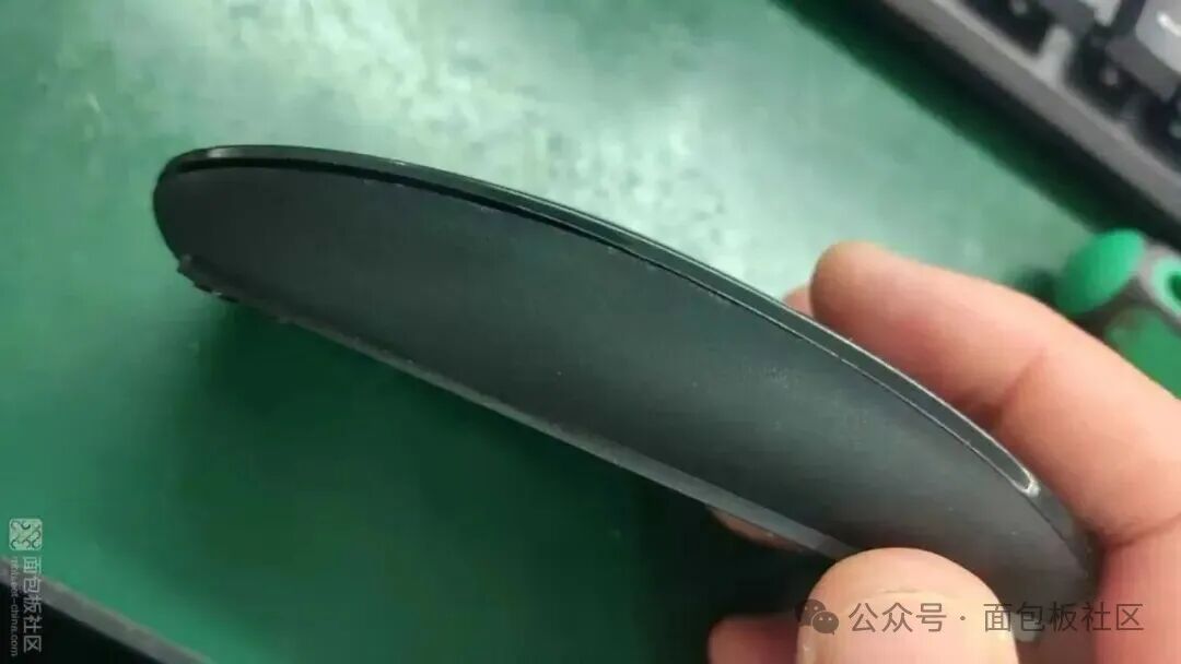 无线鼠标侧面流线型设计展示