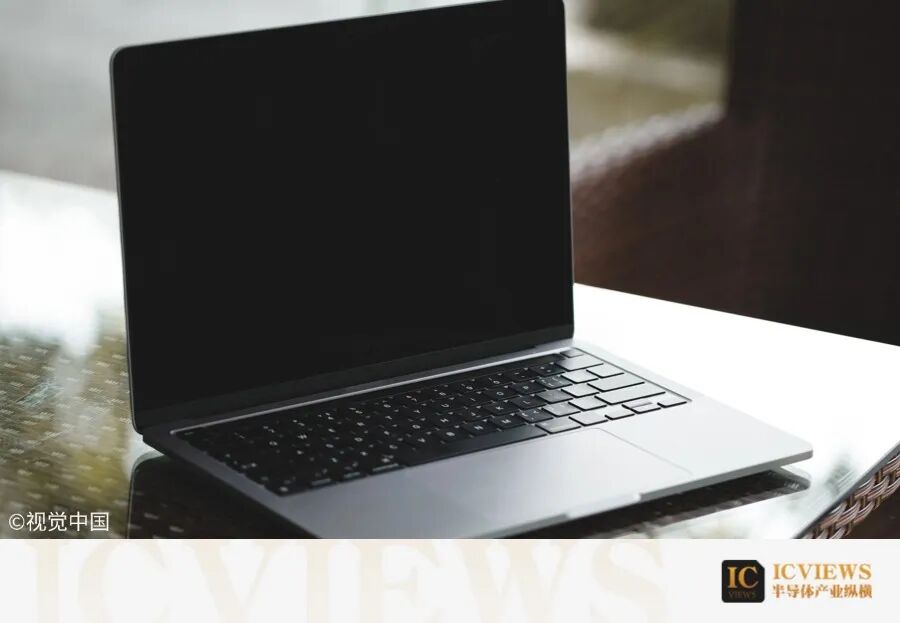 一台银色笔记本电脑产品图